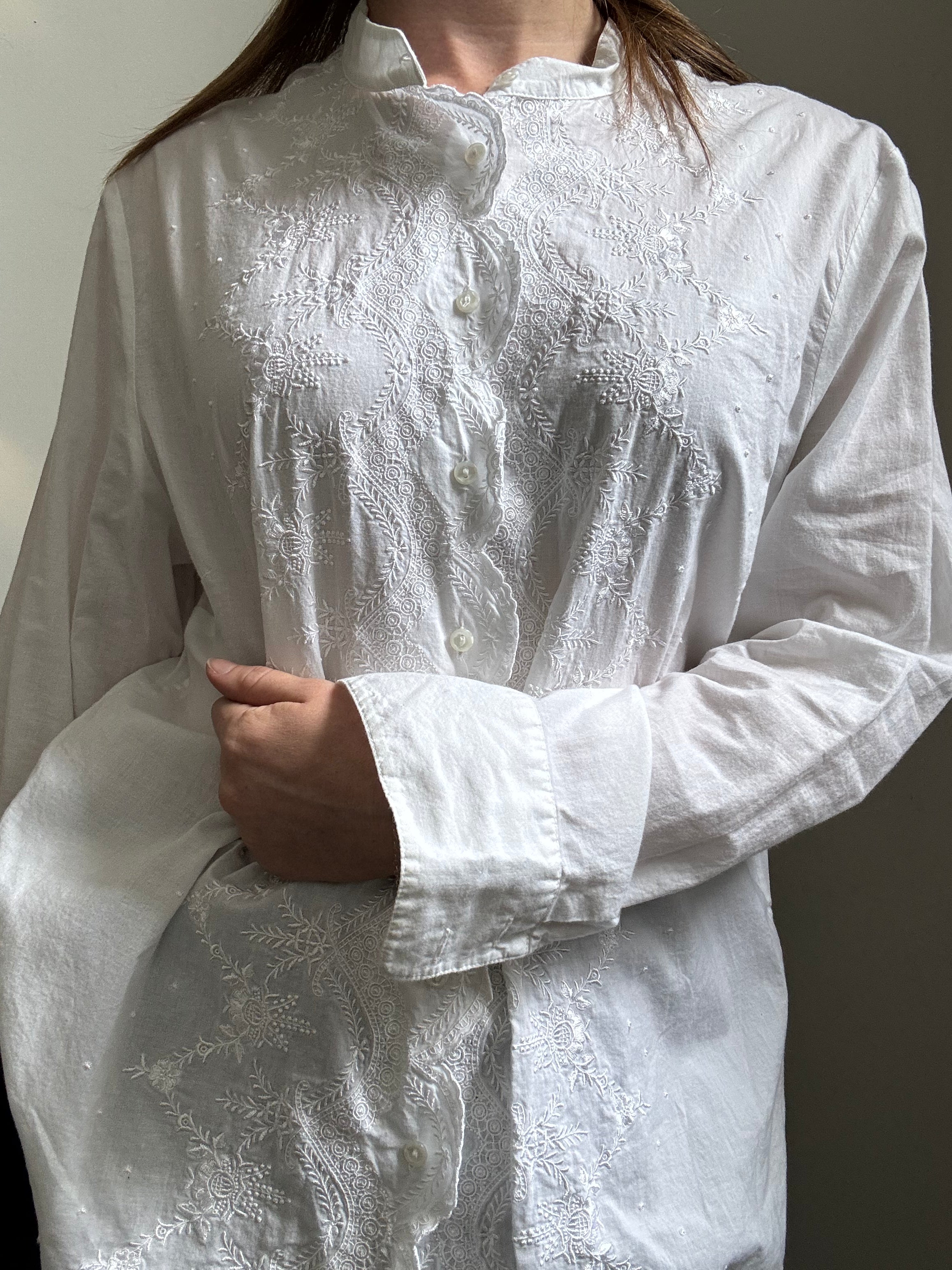 Vintage White Embroidered Scalloped Button Up Blouse Size Medium