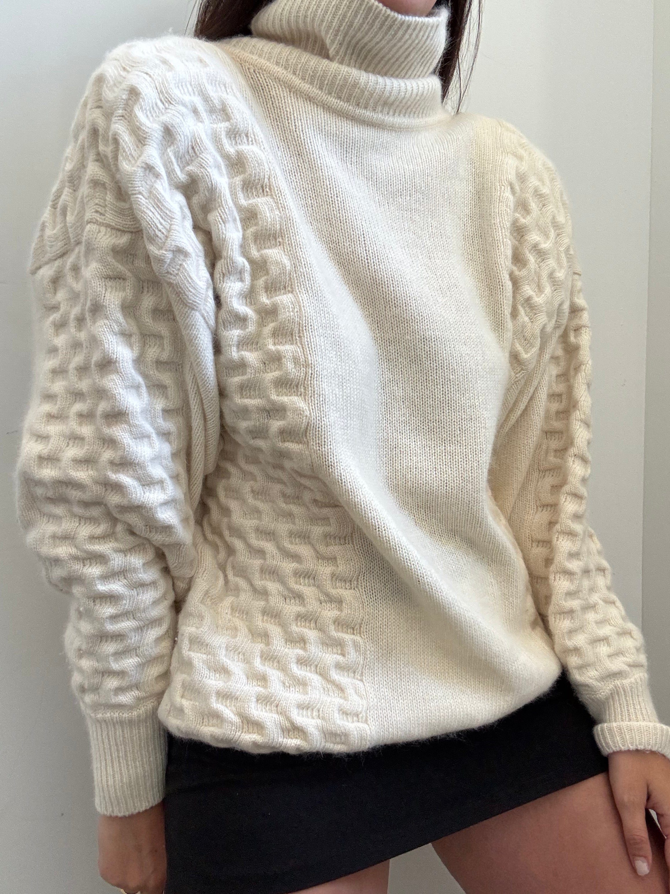 Vintage Wool Turtleneck Ivory Sweater Size Medium