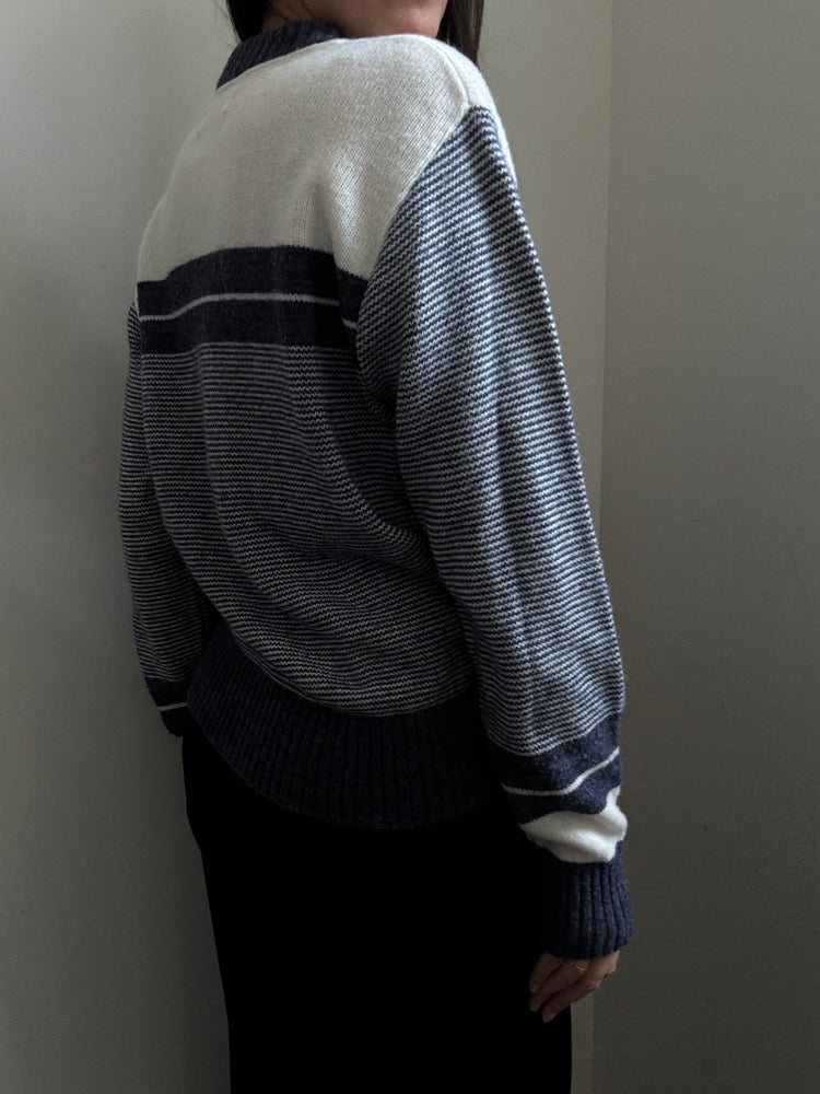Vintage White & Navy Crewneck Sweater Size Large