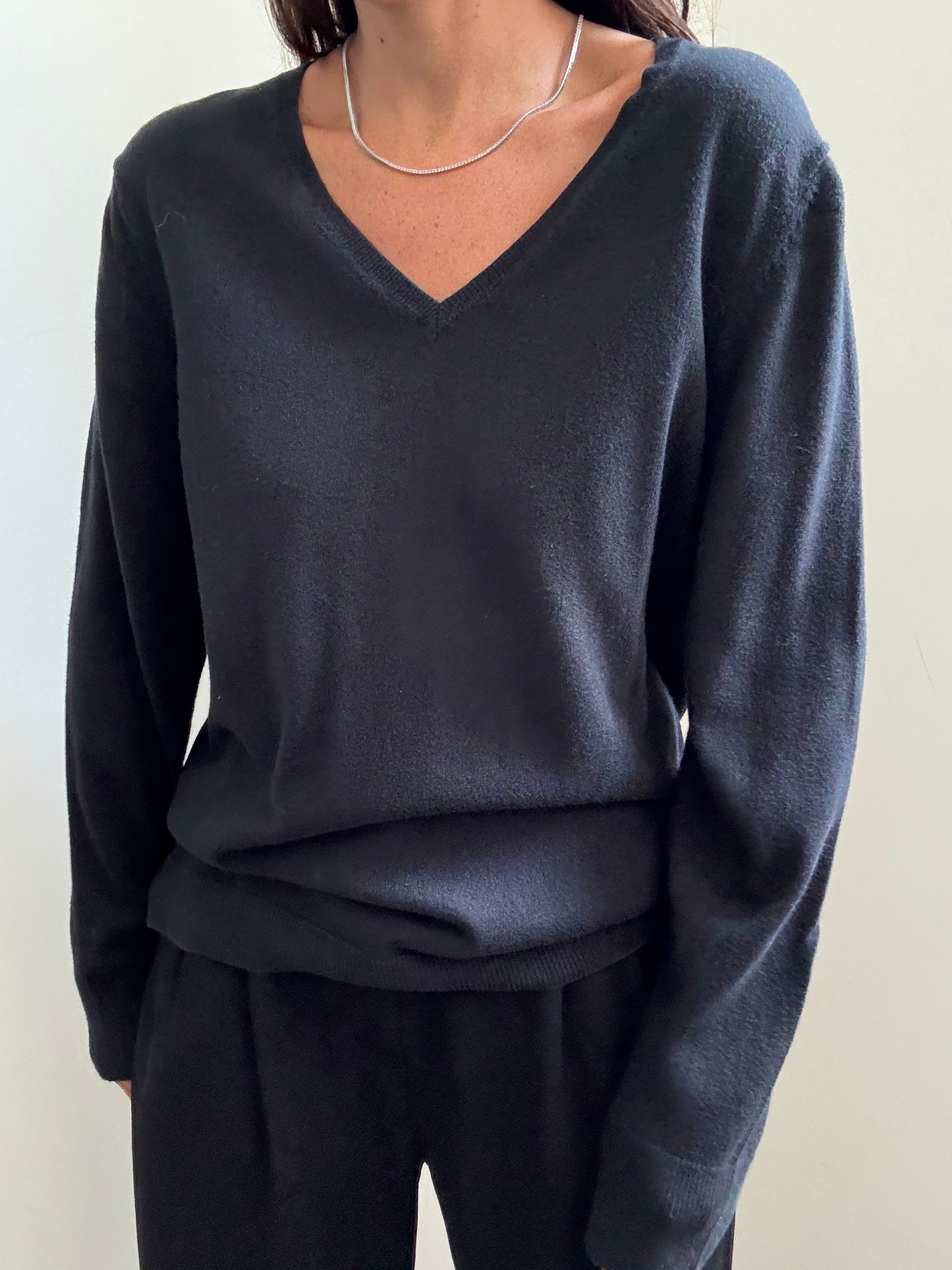 Vintage Black Classic V-Neck Sweater Size Small