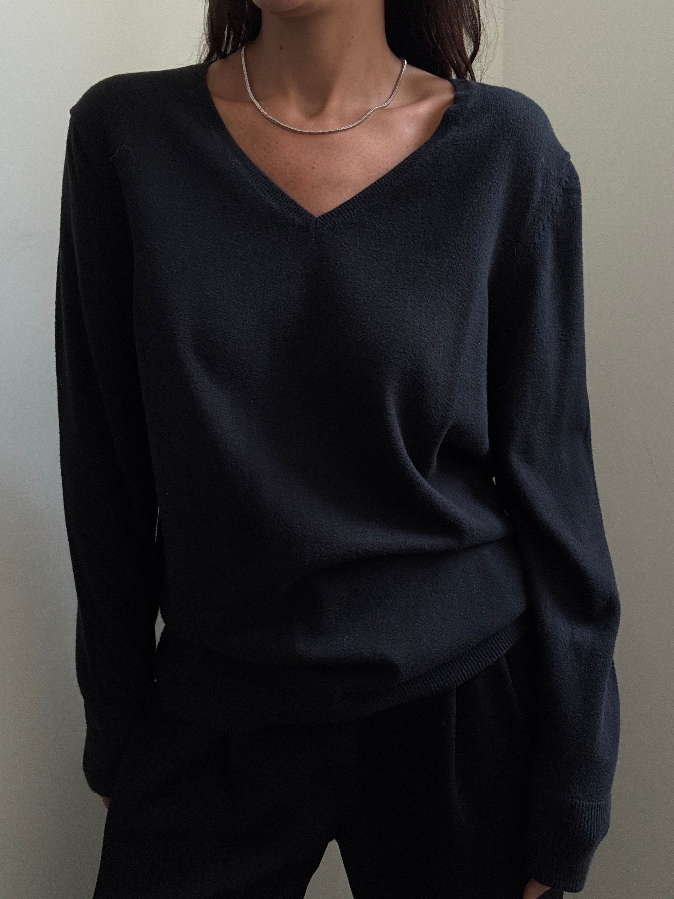 Vintage Black Classic V-Neck Sweater Size Small